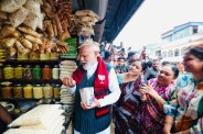 पश्चिम बंगाल की सियासत में ‘झालमुड़ी’ की एंट्री: पीएम मोदी के स्वाद से सोशल मीडिया तक छाया देसी स्नैक (फोटो सोर्स : भाषा WhatsApp News Group)