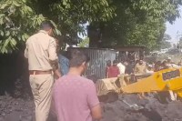 कंटेनर ने बाइक सवारों को कुचला