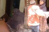 ससुर ने बहू को सड़क तक घसीटकर पीटा