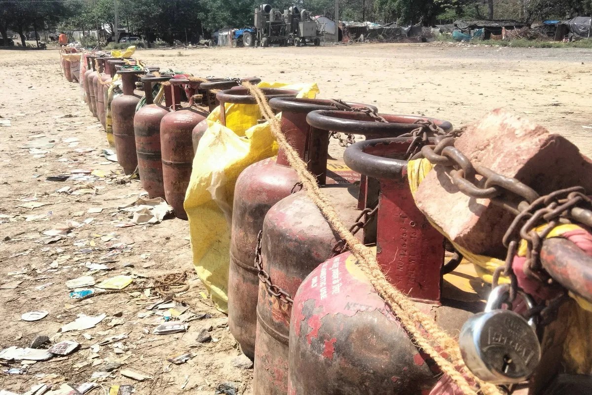 शादी सीजन में राहत: लखनऊ में अब आवेदन और कार्ड दिखाकर मिलेंगे 8 गैस सिलेंडर, प्रशासन ने लागू की नई व्यवस्था (फोटो सोर्स : भाषा WhatsApp News Group)