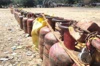 शादी सीजन में राहत: लखनऊ में अब आवेदन और कार्ड दिखाकर मिलेंगे 8 गैस सिलेंडर, प्रशासन ने लागू की नई व्यवस्था (फोटो सोर्स : भाषा WhatsApp News Group)