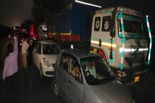 एलपीजी टैंकर से गैस रिसाव, लखनऊ-अयोध्या हाईवे सील-20 किमी लंबा जाम (फोटो सोर्स : भाषा WhatsApp News Group)