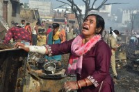 लखनऊ अग्निकांड: 250 से अधिक झोपड़ियां राख, उजड़ गई सैकड़ों परिवारों की दुनिया (Source: Police Media Cell)