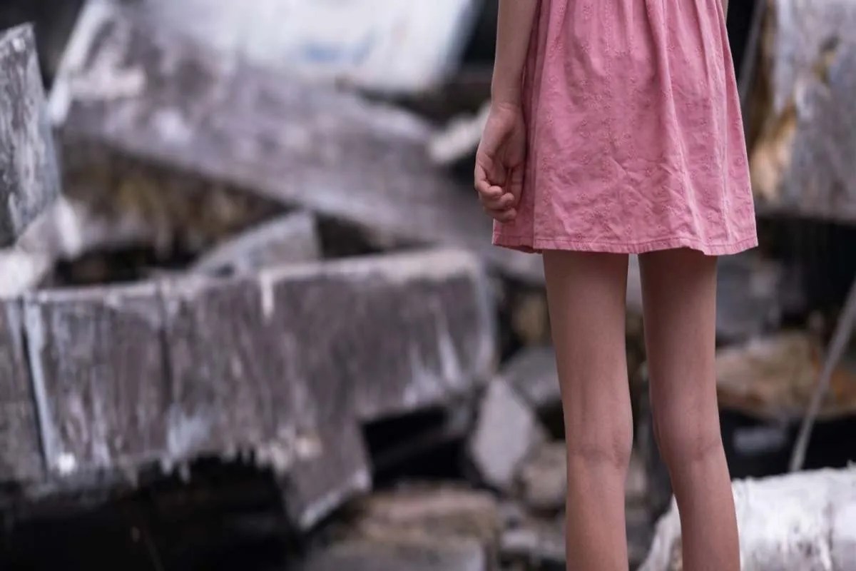 minor girl exploited jumped into yamuna in front of her father agra crime news