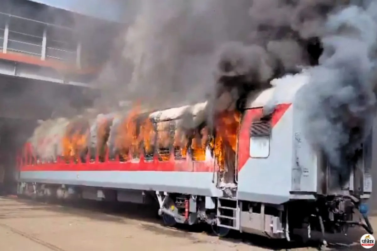 train Fire Mumbai