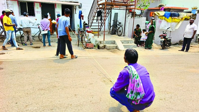 सदर मार्ग से अतिक्रमण हटाने के लिए बार-बार मापदंड बदला जा रहा है। नगर पालिका के मुताबिक सदर मार्ग में अब मुख्य सड़क के दोनों ओर सफेद पट्टी से साढ़े 3 मीटर अतिक्रमण हटाया जाएगा।