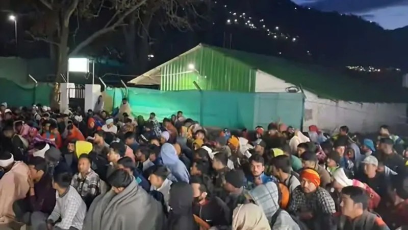 Nepalese are missing from the Army's porter recruitment, and a crowd of youth from UP and Bihar is gathering