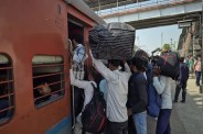 यात्रियों की बढ़ी परेशानी, रेल अलर्ट जारी (फोटो सोर्स : भाषा WhatsApp News Group)