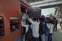 यात्रियों की बढ़ी परेशानी, रेल अलर्ट जारी (फोटो सोर्स : भाषा WhatsApp News Group)