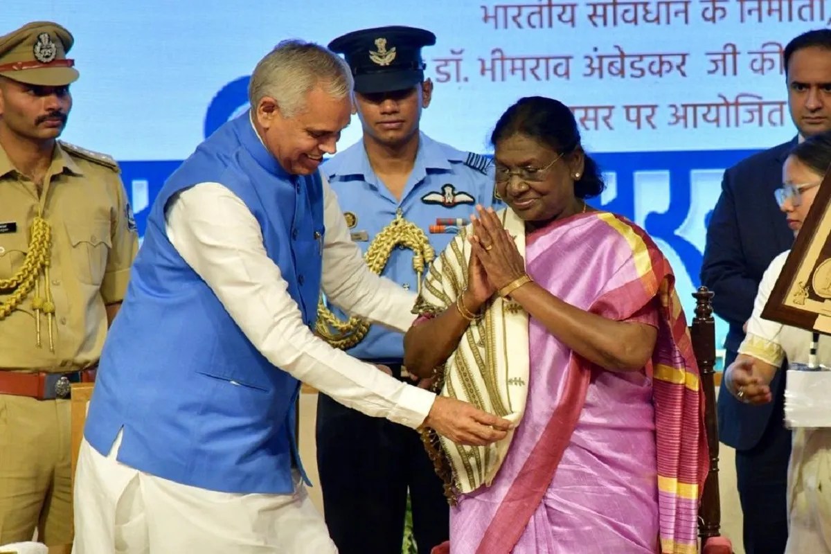 राष्ट्रपति द्रौपदी मुर्मु का गुजरात के लोकभवन (राजभवन) में आयोजित कार्यक्रम में स्वागत करते राज्यपाल आचार्य देवव्रत।