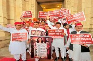 महिला आरक्षण सत्र से पहले सपा का पोस्टर हमला, लखनऊ में गरमाई सियासत (फोटो सोर्स : भाषा WhatsApp News Group)