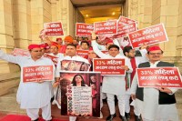 महिला आरक्षण सत्र से पहले सपा का पोस्टर हमला, लखनऊ में गरमाई सियासत (फोटो सोर्स : भाषा WhatsApp News Group)