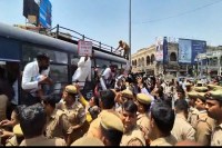 हजरतगंज में सपा का उग्र प्रदर्शन, गाजीपुर घटना को लेकर सड़कों पर उतरे कार्यकर्ता (फोटो सोर्स : भाषा WhatsApp News Group)