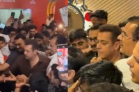 Salman Khan Gets Mobbed