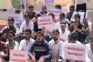 फीस के खिलाफ सड़कों पर छात्र: लखनऊ में शिक्षा व्यवस्था पर उठे तीखे सवाल (फोटो सोर्स : भाषा WhatsApp News Group)