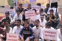 फीस के खिलाफ सड़कों पर छात्र: लखनऊ में शिक्षा व्यवस्था पर उठे तीखे सवाल (फोटो सोर्स : भाषा WhatsApp News Group)