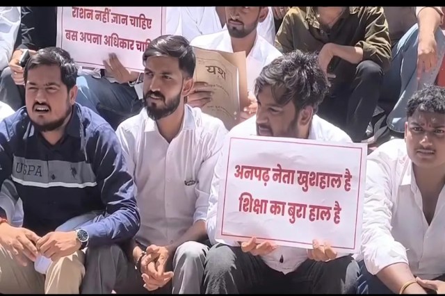 
गांधी प्रतिमा पर गूंजे विरोध के स्वर