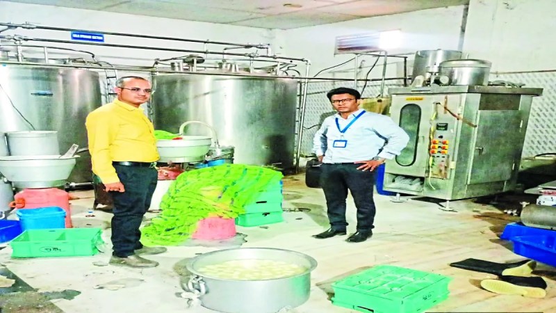खाद्य सामग्रियों का उपयोग संभलकर करें। आपकी खाद्य सामग्री में मिलावट हो सकती है। जिला खाद्य एवं औषधि प्रशासन की टीम ने अलर्ट किया है। जिले के कई डेयरियों में जो दुग्ध का उत्पादन हो रहा है, उसमें पानी मिलाया जा रहा है।