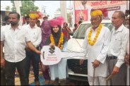 छात्रा ऐंजल खान को कार की चाबी सौंपते हुए