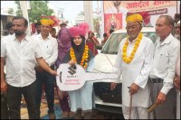 छात्रा ऐंजल खान को कार की चाबी सौंपते हुए