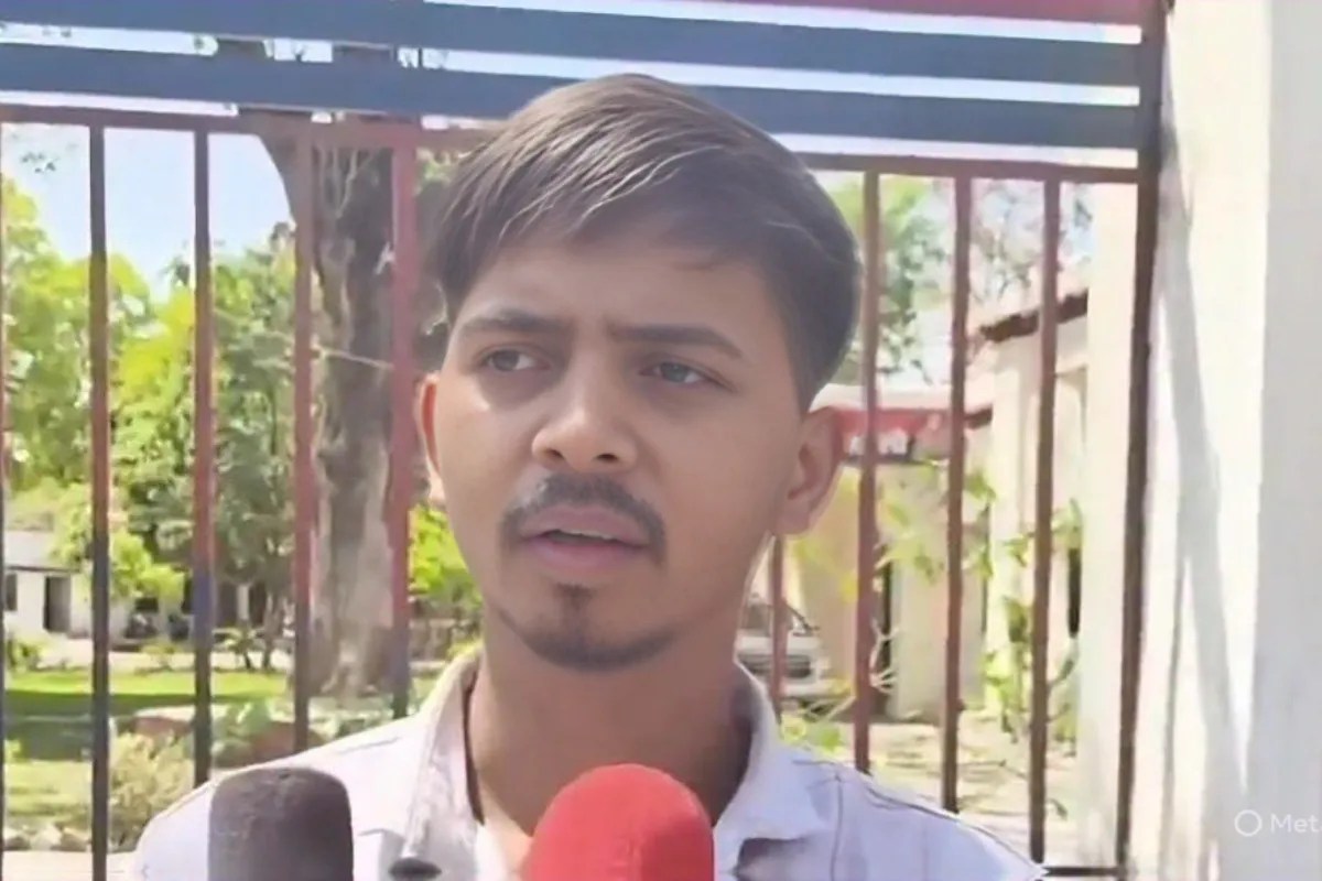 घटना की जानकारी देता अजीत पटेल, फोटो सोर्स- पत्रिका