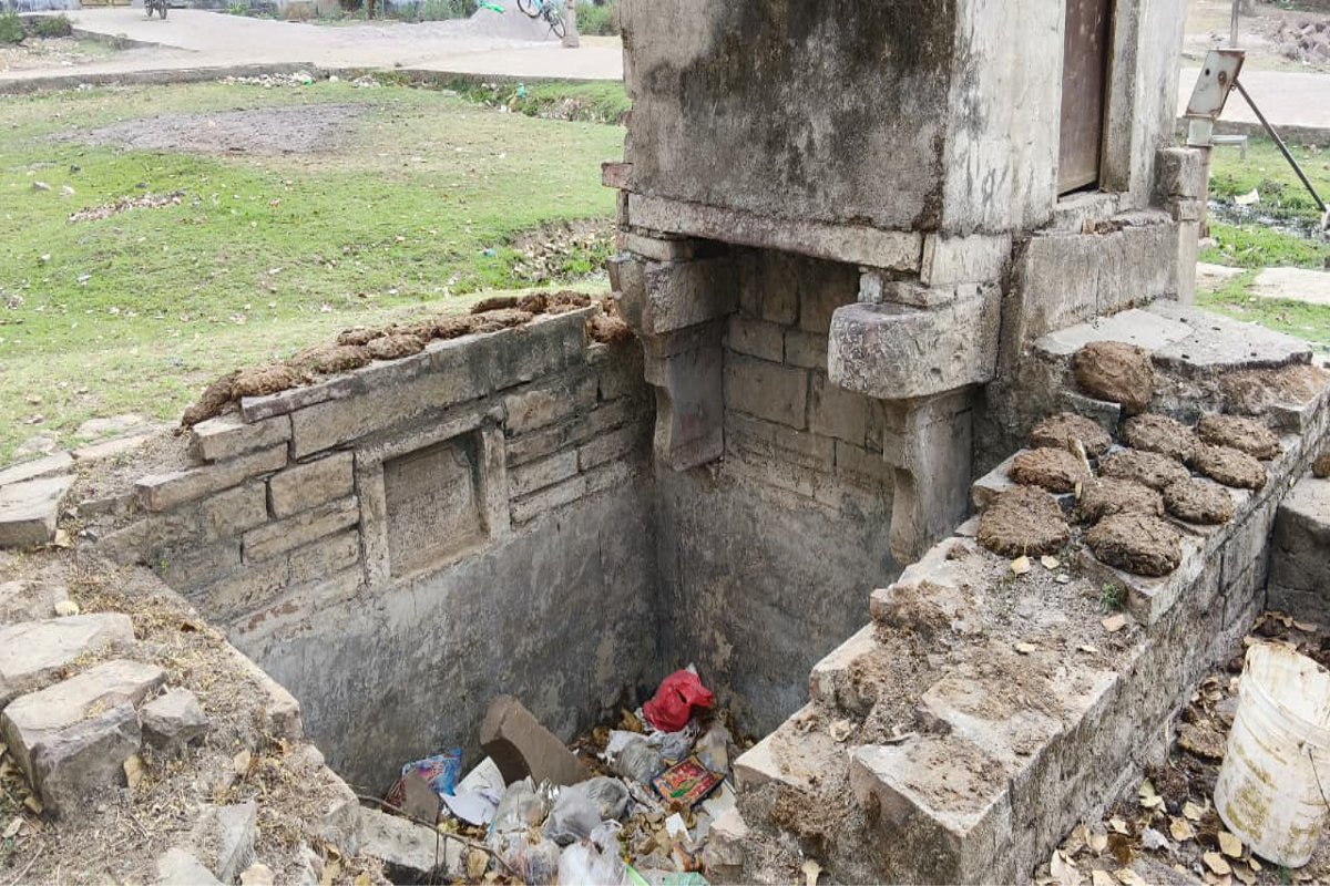First, the waiting list ticket is not cleared, then vacant seats start appearing in the vacancy chart of the same train.