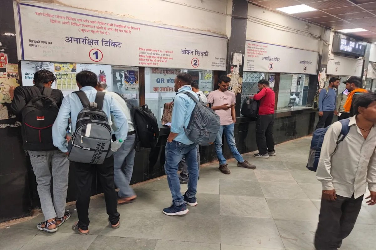 First, the waiting list ticket is not cleared, then vacant seats start appearing in the vacancy chart of the same train.