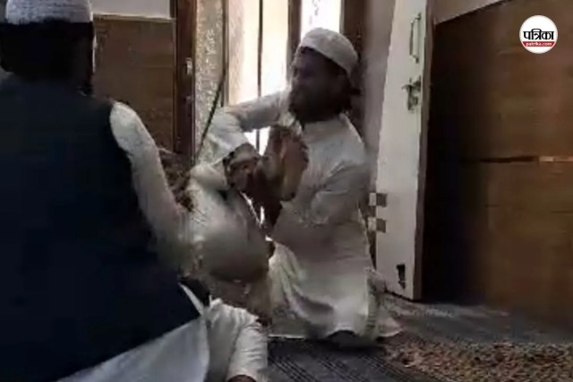 बच्चे को पीटते हुए मौलाना ( पत्रिका इस वीडियो और फोटो की पुष्टि नहीं करता है)