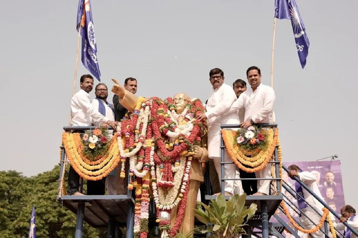 हुब्बल्ली में डॉ. बी.आर. आंबेडकर की 135वीं जयंती के अवसर पर श्रद्धा सुमन अर्पित करते नगर निगम के पदाधिकारी।