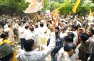 Bundi : गो तस्करी के आरोपियों की गिरफ्तारी की मांग को लेकर प्रदर्शन, थाने के बाहर धरने पर बैठे
