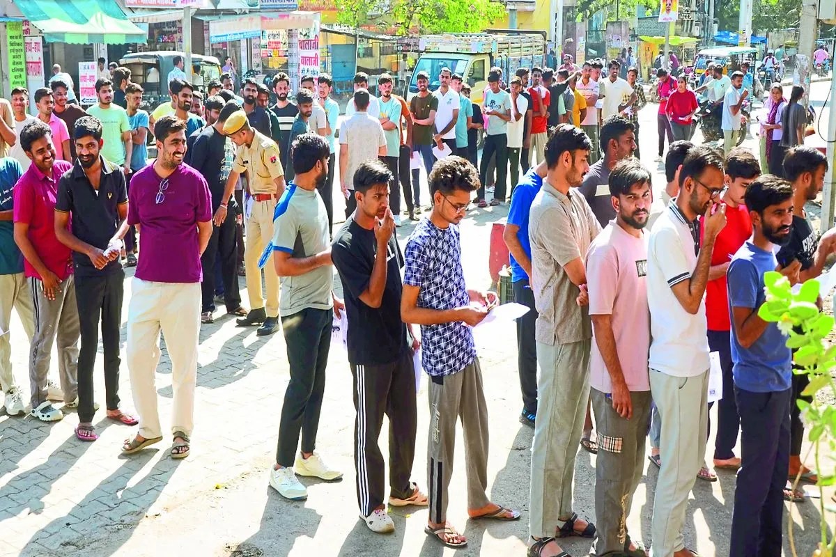 कड़ी जांच के बाद मिला प्रवेश, जांचा चश्मा, कैंची से कटवाई टी शर्ट