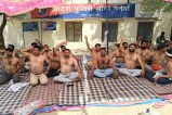 Bundi : 41 डिग्री तापमान में अर्द्धनग्न होकर थाने के बाहर धरने पर बैठे कार्यकर्ता