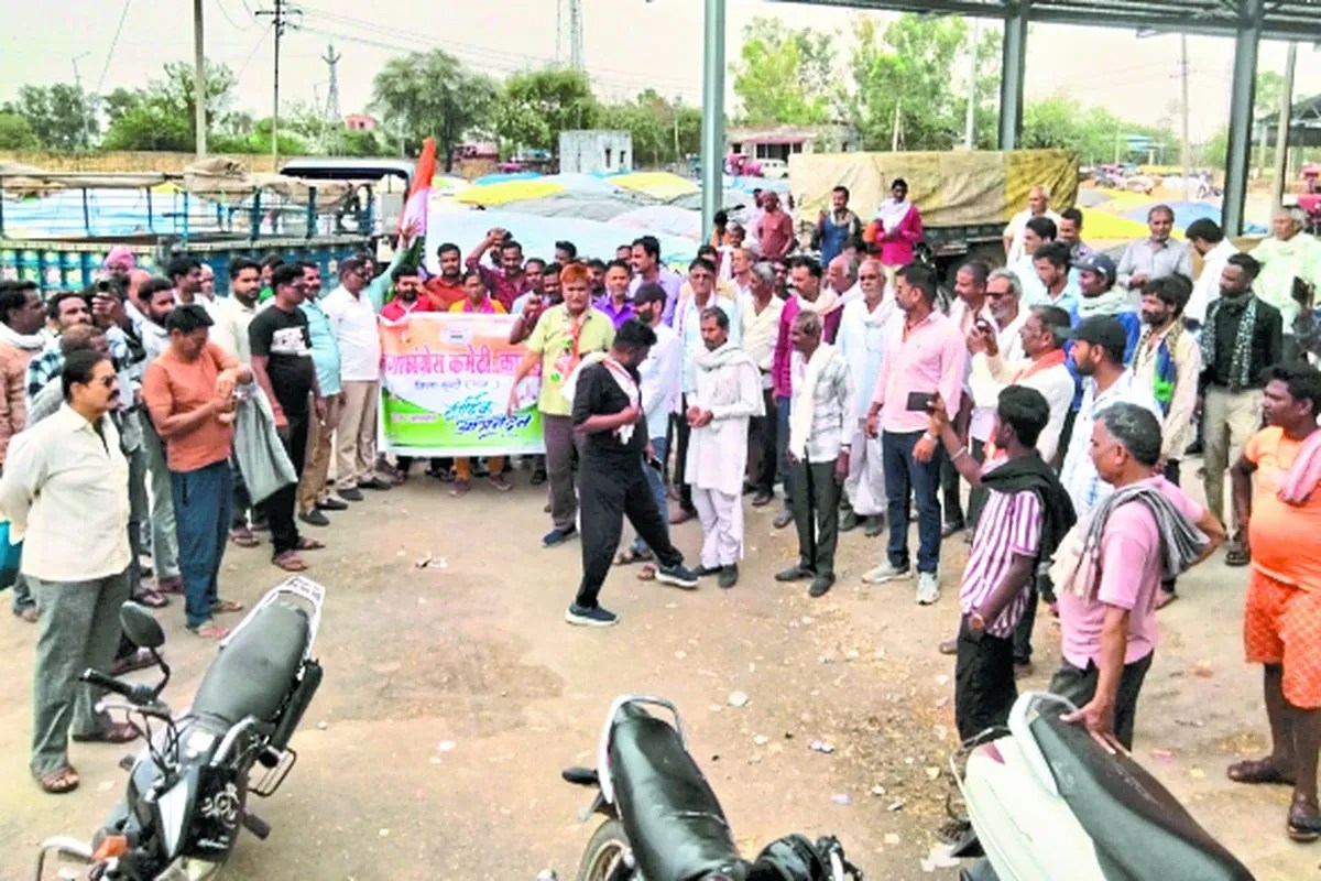 Bundi : कांग्रेस कार्यकर्ताओं ने किसानों के साथ मंडी में किया प्रदर्शन