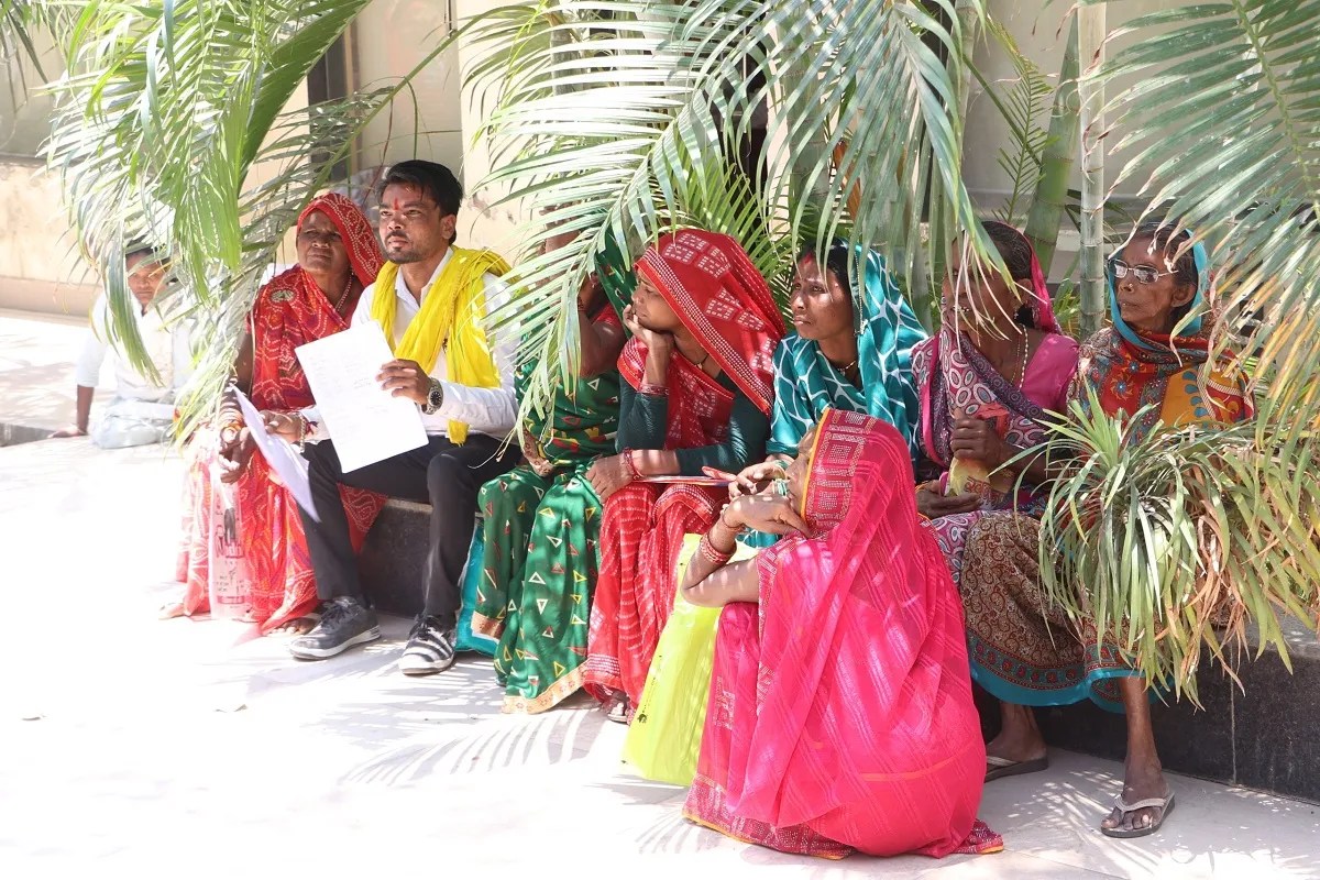 जनसुनवाई के जरिए समस्याओं का समाधान कराने की मंशा से कलेक्ट्रेट में लोगों की आवक तो बढ़ रही है। लेकिन यहां उन्हें अंदर ठंडी हवा लेते हुए प्रकरणों की सुनवाई करने वाले अधिकारियों तक पहुंचने धूप में खड़े होकर इंतजार करना पड़ता है।