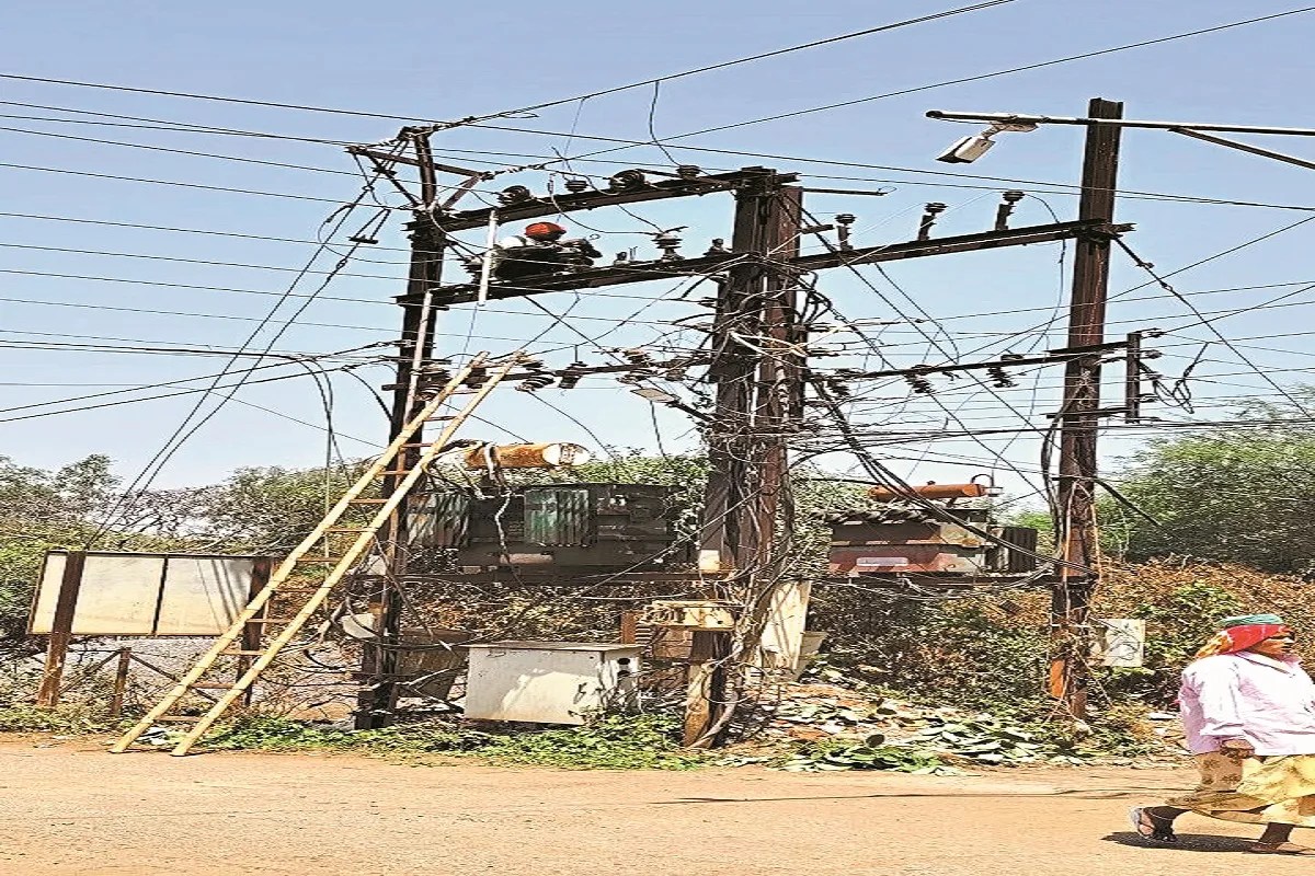 CG News: बोर्ड परीक्षा के दौरान 5 घंटे तक रही बिजली गुल, भीषण गर्मी में लोग दिनभर हलाकान हुए