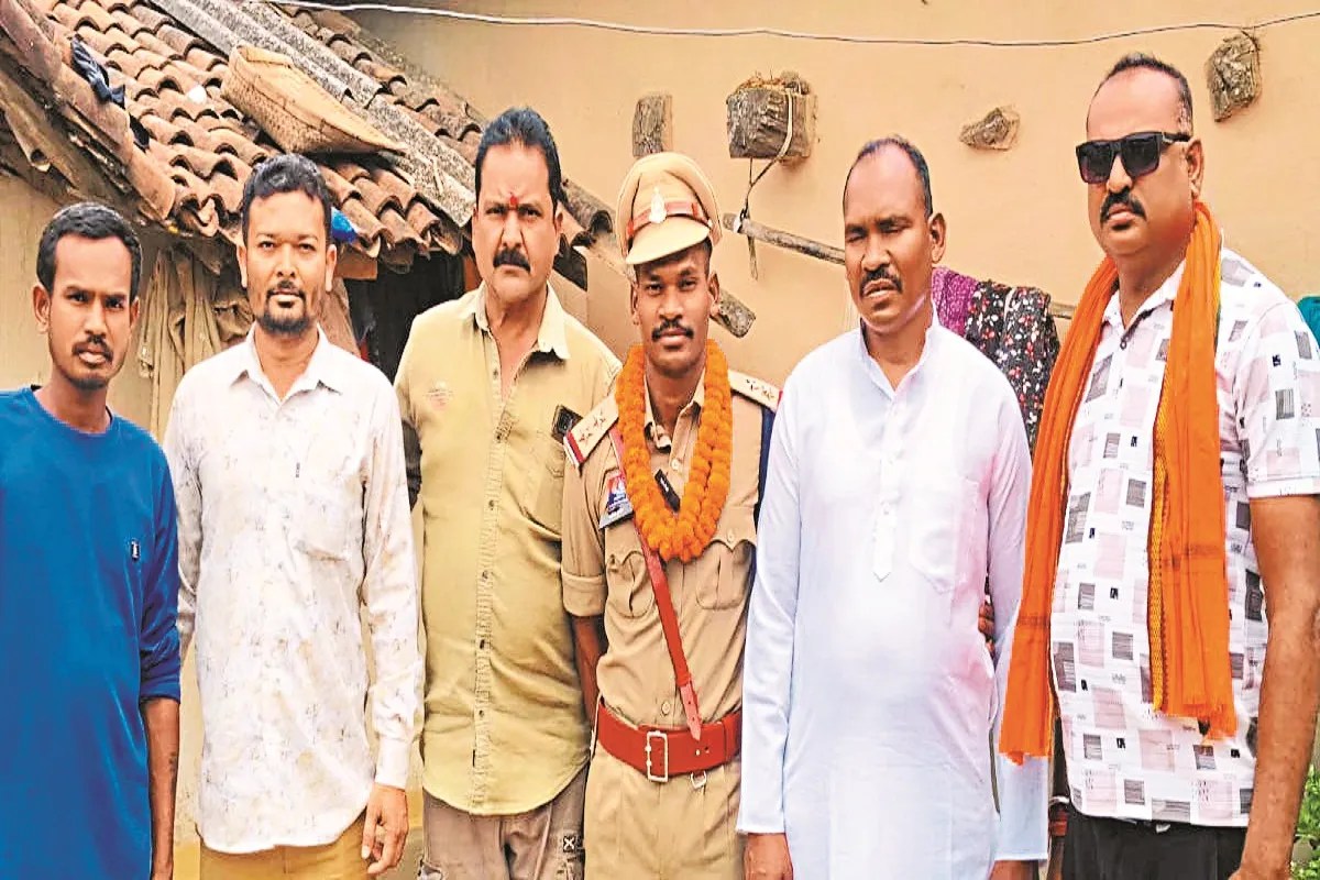 CG News: नक्सलियों के खौफ से मिली मुक्ति, छोटे से गांव पेवारी का बेटा बना सब इंस्पेक्टर, युवाओं के लिए बने प्रेरणा