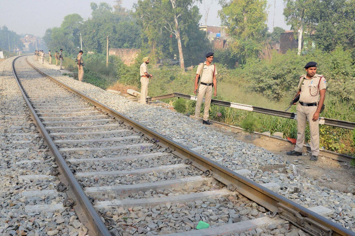 Train Accident: ट्रेन की चपेट में आकर युवक की मौत, इधर ट्रेन रोक यात्रियों ने किया हंगामा