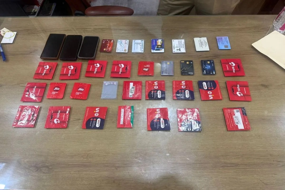 पुलिस ने दोनों आरोपियों से 18 फर्जी सिम, एटीएम कार्ड, आधार कार्ड, तीन मोबाइल, कार, 10 बेची हुई सिम के खाली रैपर किए बरामद