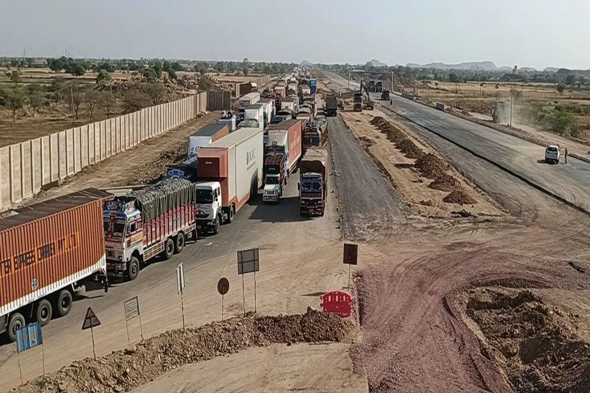 दो ट्रकों की टक्कर से 10 किमी लंबी वाहनों की कतार, यात्री परेशान