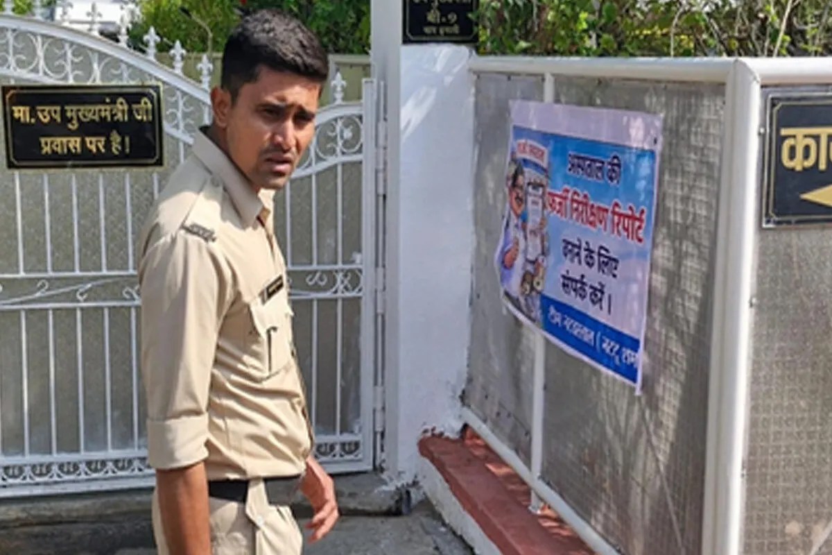 NSUI pastes posters on Deputy CM Rajendra Shukla's bungalow