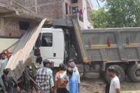 Uncontrollable Dumper Crashes into House Crushes Four People one died mp news