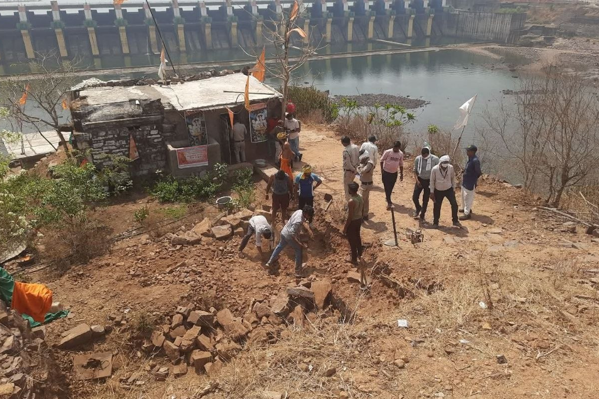 Mahant Brijrajpuri maharaj death controversy Body Exhumed from Samadhi in omkareshwar mp news