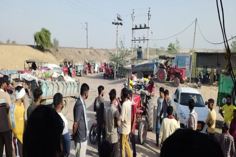 बल्लभ गार्डन िस्थत निगम डंपिग यार्ड क्षेत्र में खड़े ट्रैक्टर ट्रॉली व ड्राईवर तथा श्रमिक।