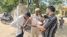 हनुमानगढ़: परीक्षा केंद्र के बाहर अभ्यर्थी की तलाशी लेते।