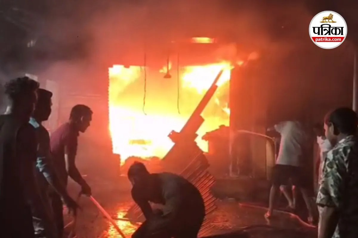 Auto Parts Store Fire: ऑटो पार्ट्स में लगी भीषण आग, लाखों का सामान जलकर खाक, देखें Video