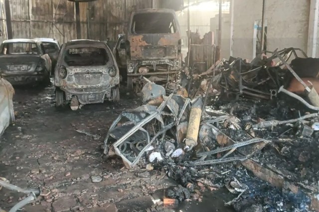 आग से जली गैराज में खड़ी कारें
