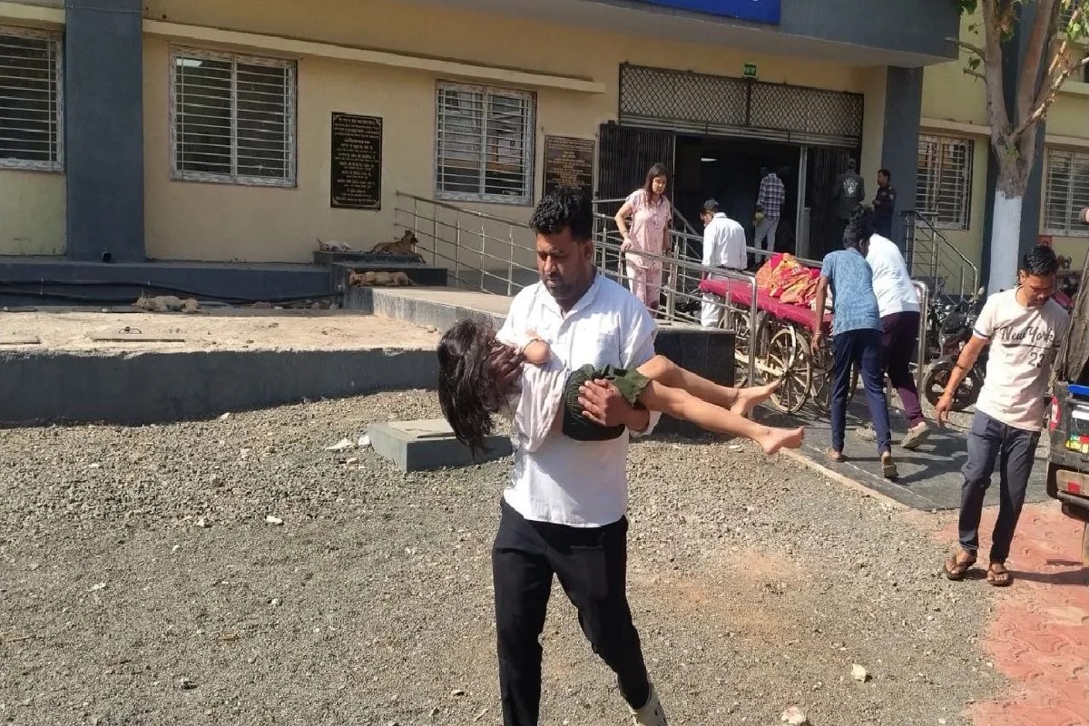 उज्जैन से दर्शन कर वापस जा रहे यूपी के अग्रवाल परिवार की गुना में पलटी कार