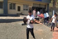 उज्जैन से दर्शन कर वापस जा रहे यूपी के अग्रवाल परिवार की गुना में पलटी कार