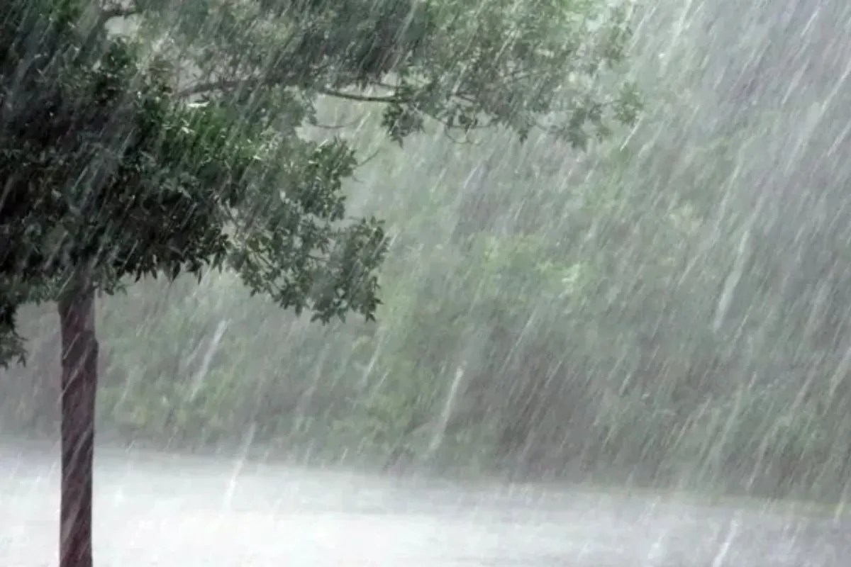 Pre-monsoon weather conditions over India with dark clouds, lightning, and rainfall, IMD alert for April 8, 9, 10, 11, 12 April indicating thunderstorms, gusty winds, and heavy rain across multiple states