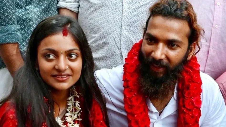 Khargone Mahakumbh Viral Girl Monalisa is Minor